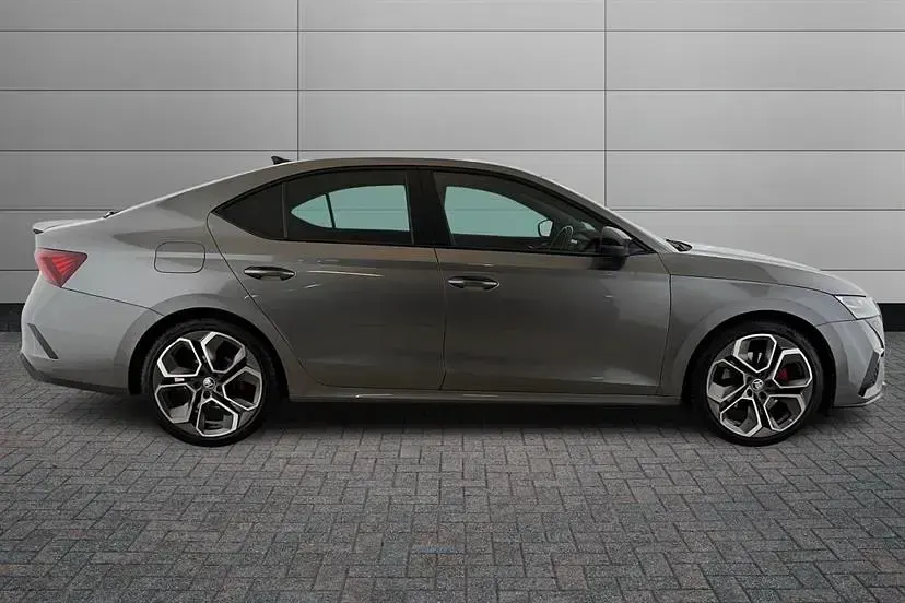 Usado Skoda Octavia vRS 200 HP (147 kW) 2023 Cinzento Citadino