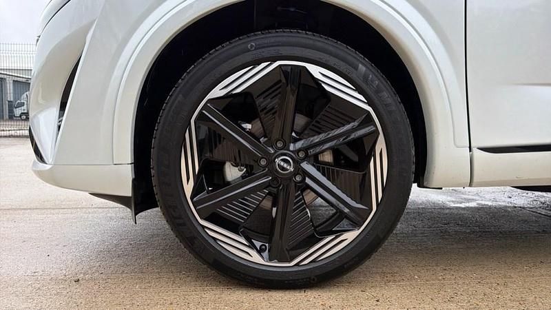New Nissan Qashqai 158 HP (116 kW) 2025 Two tone pearl  pearl white with pearl black roof SUV
