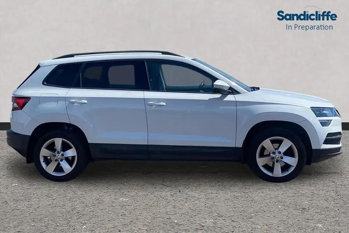 Used Skoda Karoq SE 115 HP (84 kW) 2020 White SUV