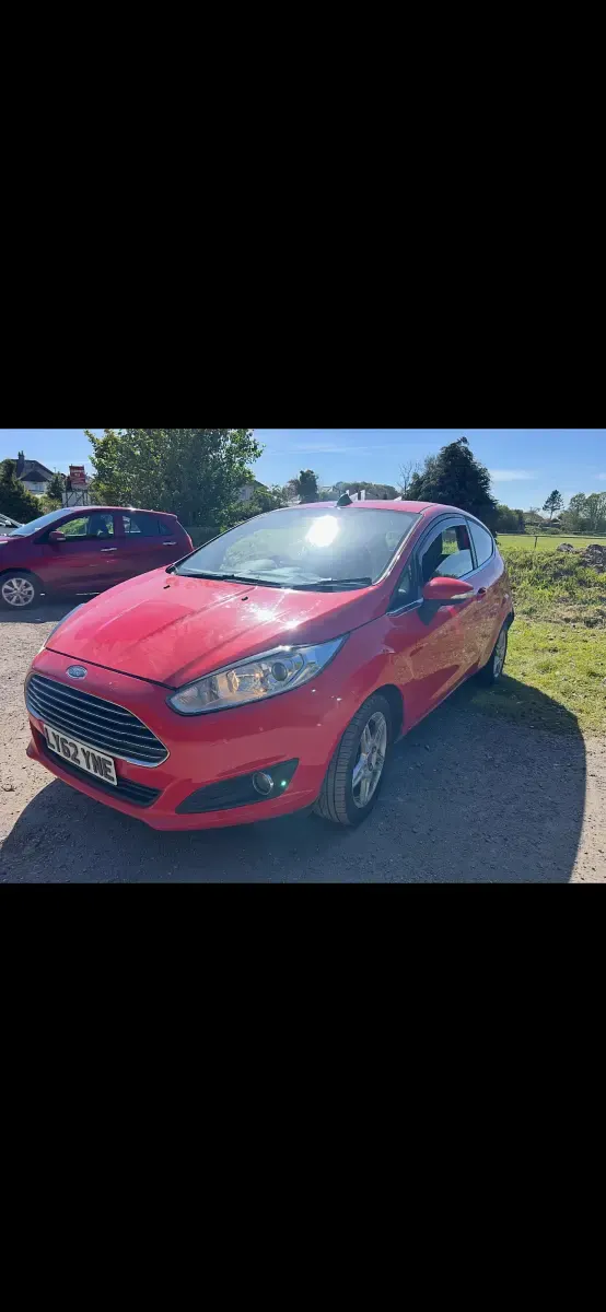 Begagnad Ford Fiesta Zetec 2013 Röd Halvkombi