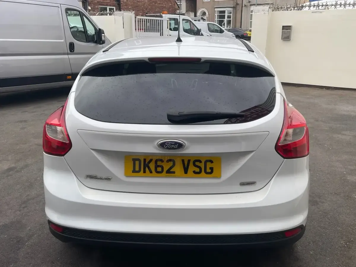 Używany Ford Focus Zetec 115 KM (84 kW) 2012 Biały Hatchback