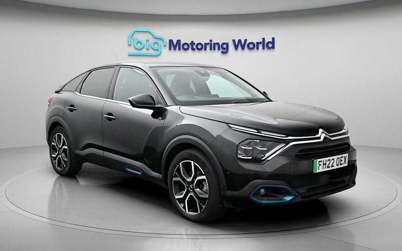 Begagnad Citroën e-C4 Shine 100 kW (136 HK) 2022 Svart Halvkombi