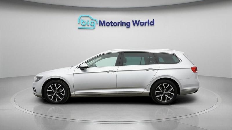 Used VW Passat SEL 150 HP (110 kW) 2021 Silver Estate