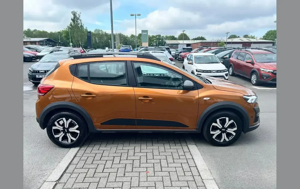 Używany Dacia Sandero Journey 90 KM (66 kW) 2023 Pomarańczowy Hatchback