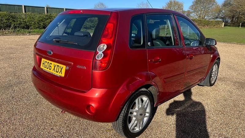 Used Ford Fiesta Ghia 80 HP (58 kW) 2006 Red Hatchback