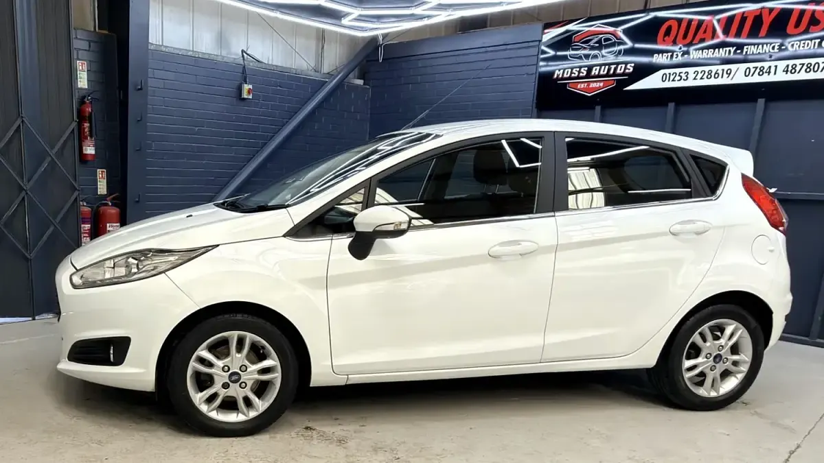 Usado Ford Fiesta Zetec 100 HP (73 kW) 2016 Branco Citadino