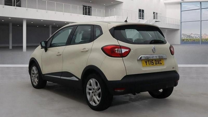 Used Renault Captur Dynamique 90 HP (66 kW) 2015 White SUV