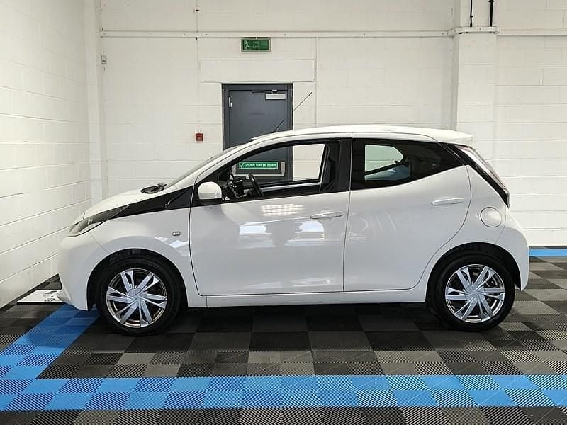 Begagnad Toyota Aygo x-press 2015 Vit Halvkombi