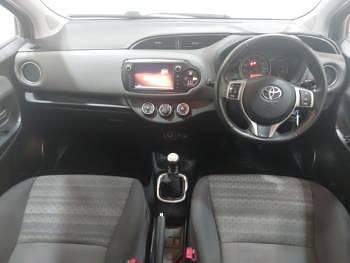 Used Toyota Yaris 99 HP (72 kW) 2016 Red Hatchback