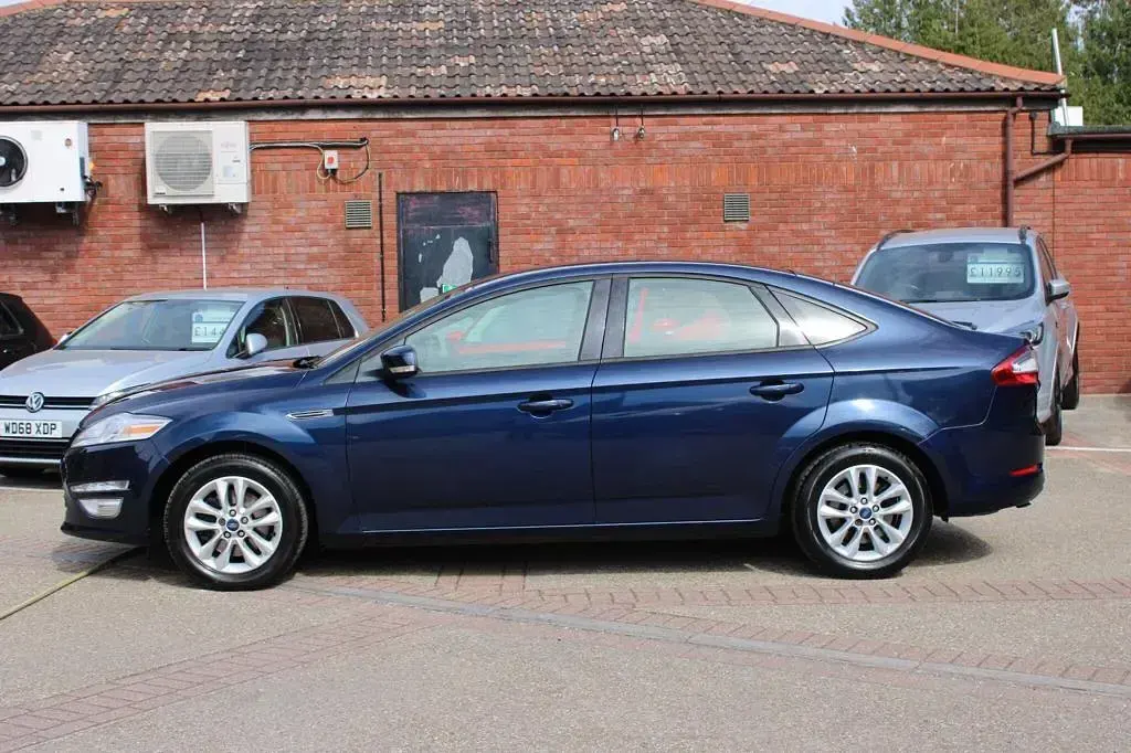 Used Ford Mondeo Zetec 140 HP (102 kW) 2012 Blue Hatchback