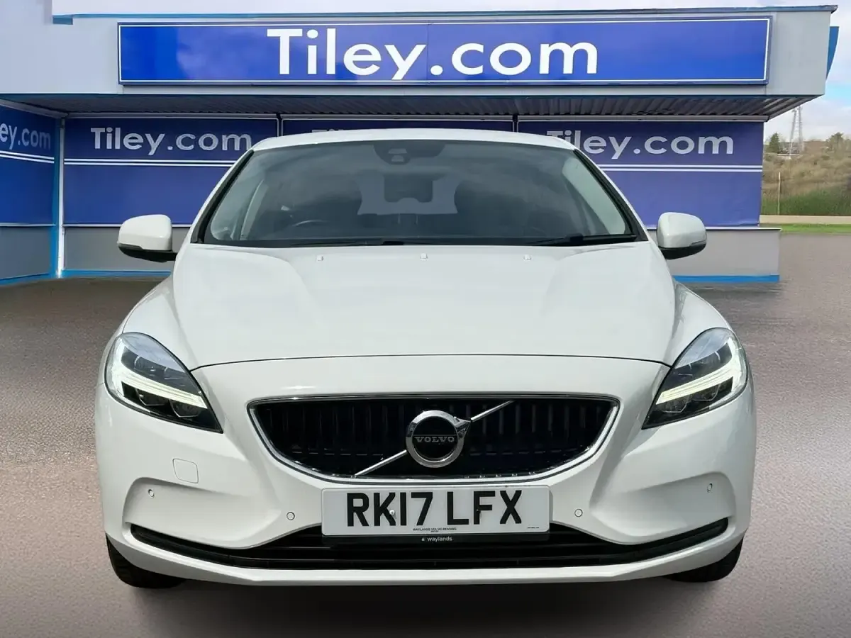 Used Volvo V40 Momentum 152 HP (111 kW) 2017 White Hatchback