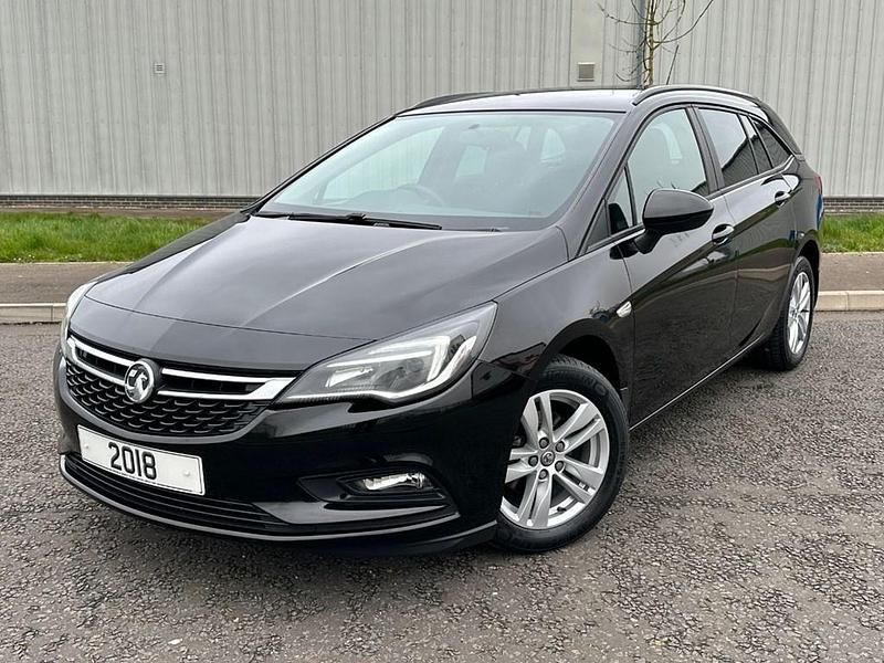 Used Vauxhall Astra Design Edition 109 HP (80 kW) 2018 White Estate
