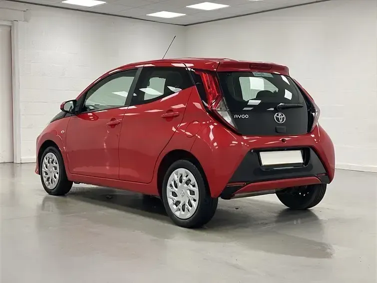 Second-hand Toyota Aygo X-play 72 CP (52 kW) 2020 Roșu Hatchback
