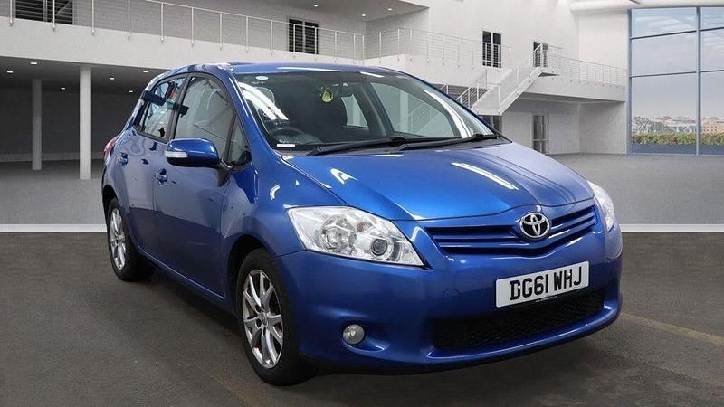Blue Used 2011 Toyota Auris Hatchback | £2,890 (Good price) - Image 1/4