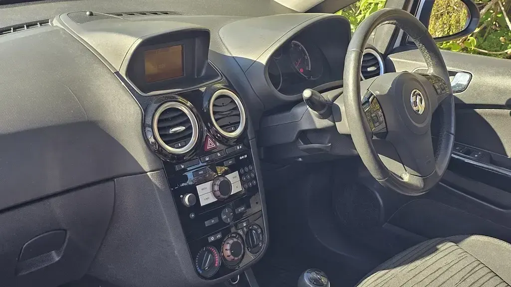 Used Vauxhall Corsa Excite 2014 White Hatchback