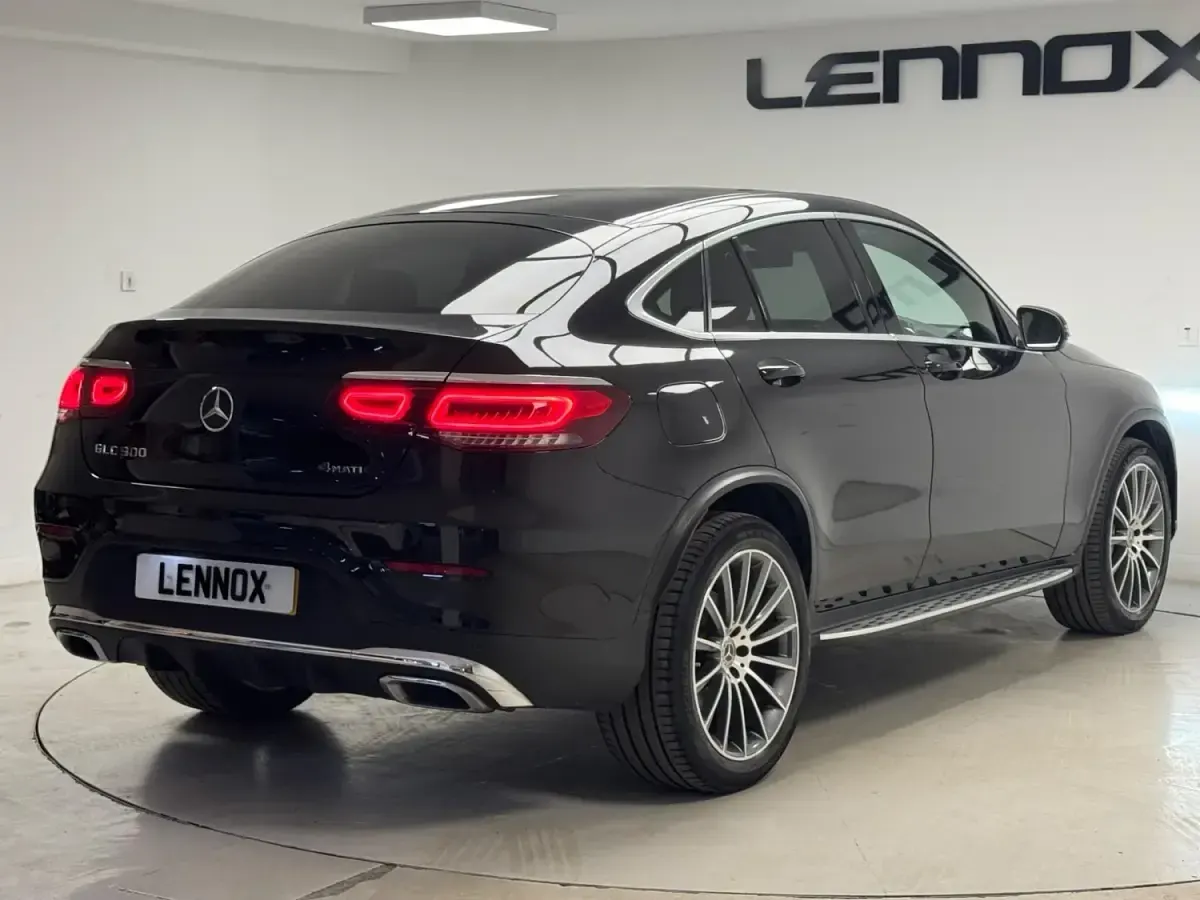 Begagnad Mercedes GLC300e AMG line 2023 Svart Sportkupé