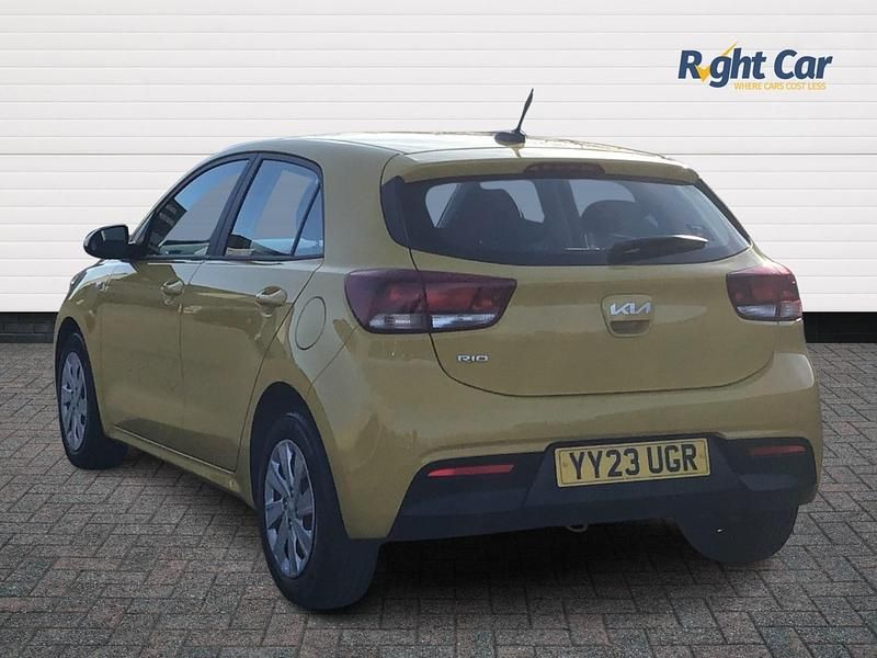Begagnad Kia Rio 83 HK (61 kW) 2023 Gul Halvkombi