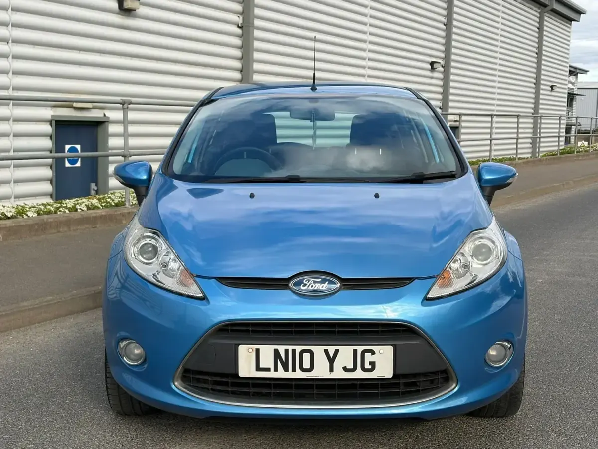 Usado Ford Fiesta Zetec 82 HP (60 kW) 2010 Azul Citadino