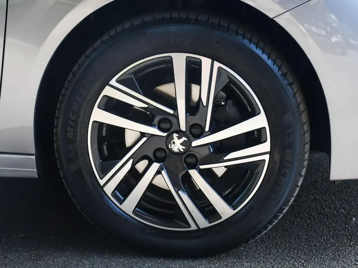 Begagnad Peugeot 208 Allure+ 99 HK (72 kW) 2022 Grå Halvkombi