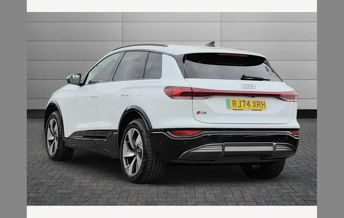 Begagnad Audi Q6 e-tron S-Line 225 kW (306 HK) 2024 Vit SUV