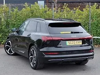 Begagnad Audi e-tron Black Edition 300 kW (408 HK) 2023 Svart SUV