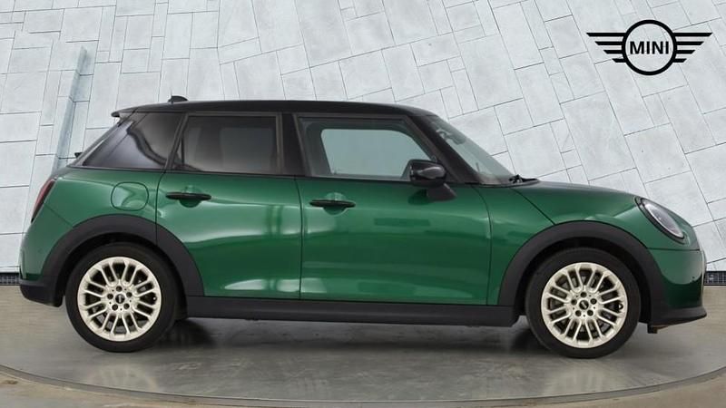 Begagnad Mini Cooper Hatch 154 HK (113 kW) 2024 Grön Halvkombi
