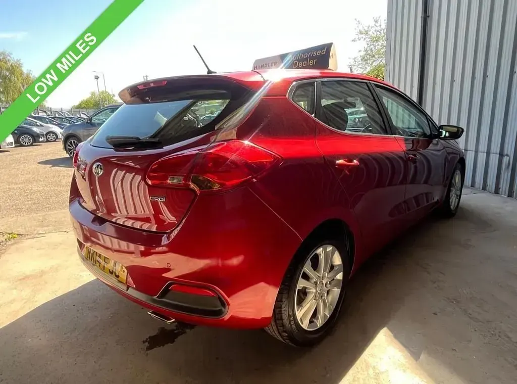 Używany Kia Ceed 126 KM (92 kW) 2014 Czerwony Hatchback