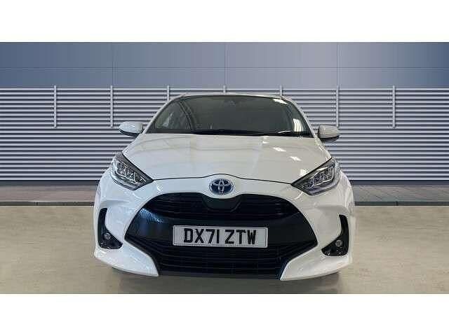 Used Toyota Yaris Hybrid Design 116 HP (85 kW) 2021 White Hatchback