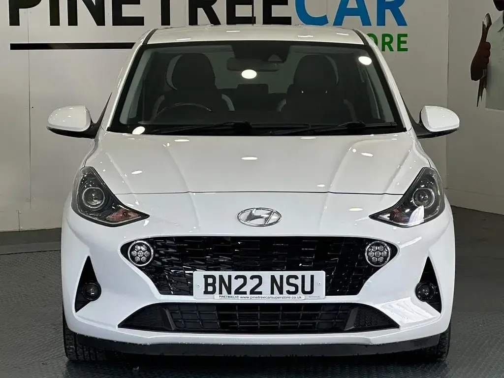Used Hyundai i10 Premium 84 HP (61 kW) 2022 White Hatchback