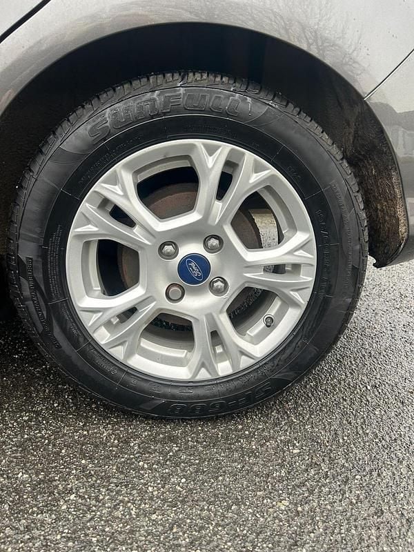 Used Ford B-MAX Zetec 95 HP (69 kW) 2017 Grey MPV