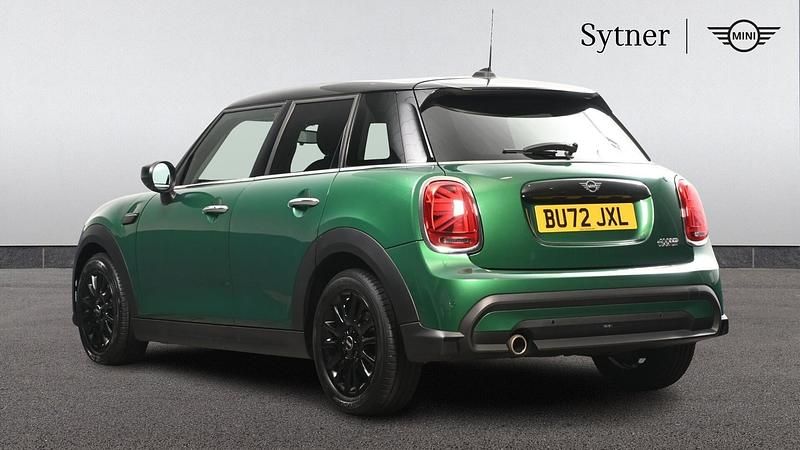 Begagnad Mini Cooper Classic 134 HK (98 kW) 2022 Grön Halvkombi
