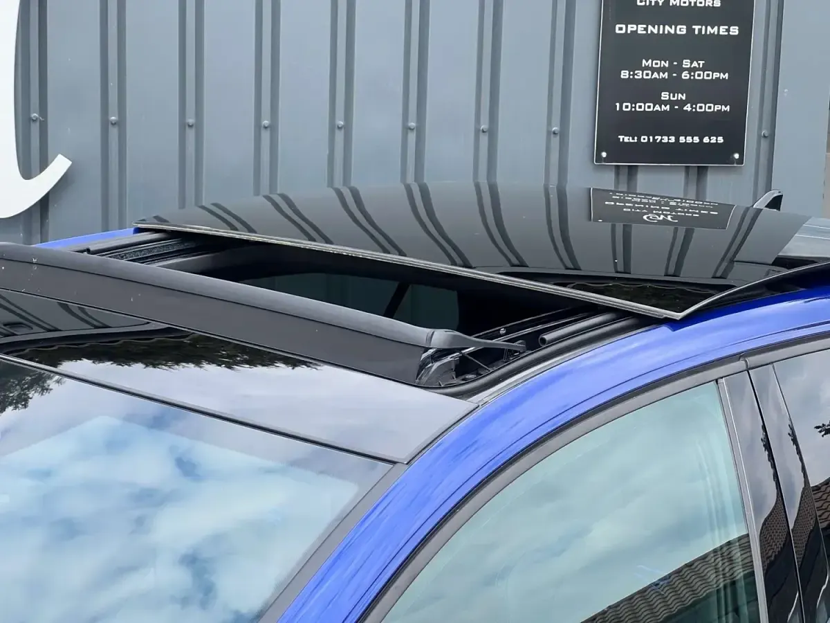 Second-hand VW Golf VIII R 2025 Albastru Hatchback