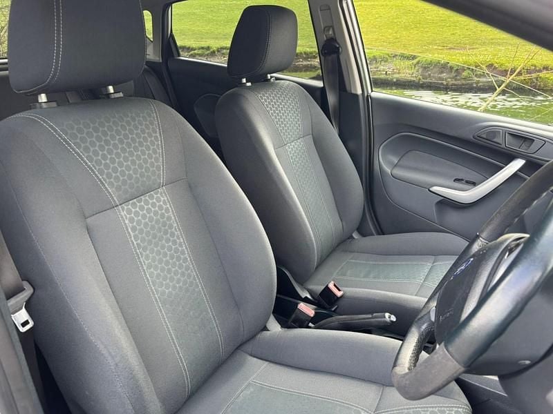 Used Ford Fiesta Titanium 70 HP (51 kW) 2009 Silver Hatchback