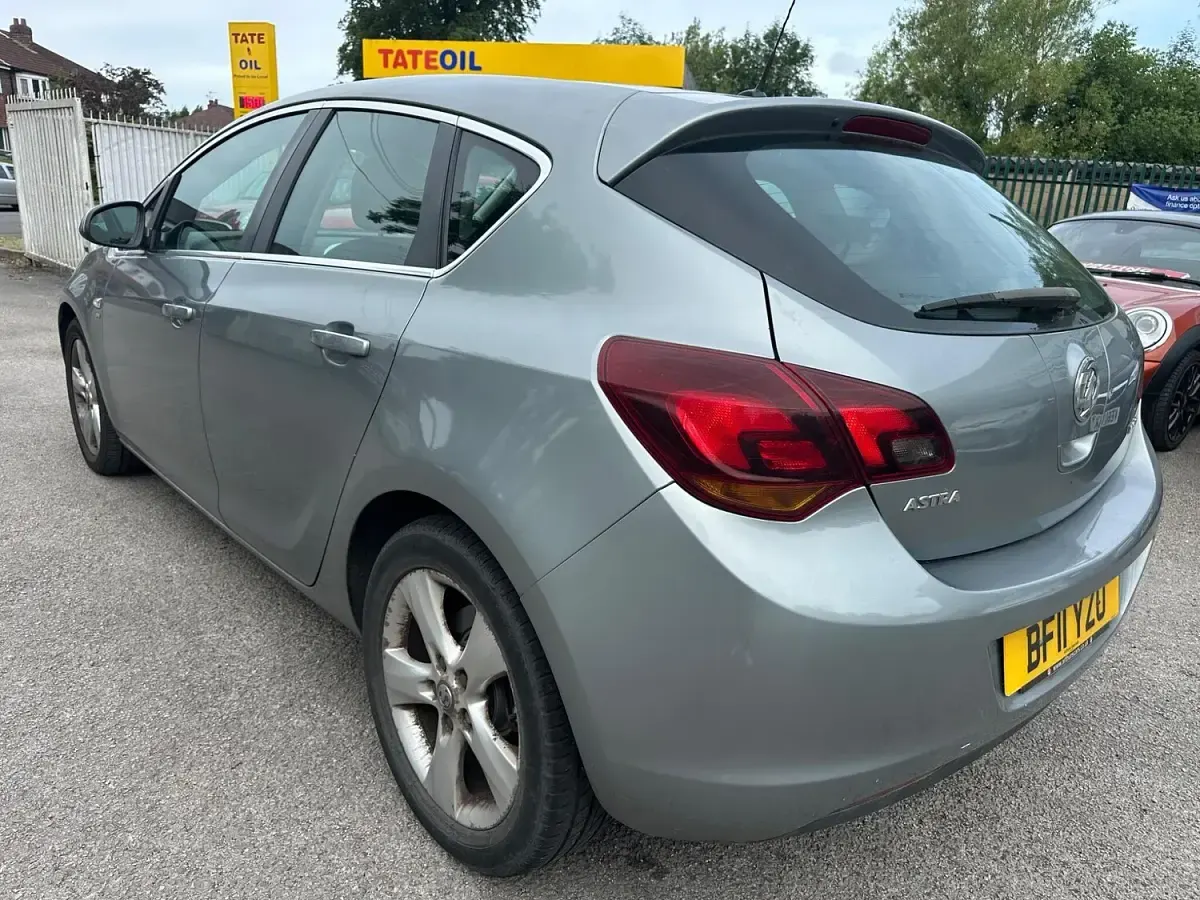 Used Vauxhall Astra SRi 125 HP (91 kW) 2011 Silver Hatchback