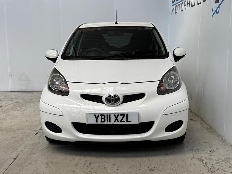 Begagnad Toyota Aygo 68 HK (50 kW) 2011 Vit Halvkombi