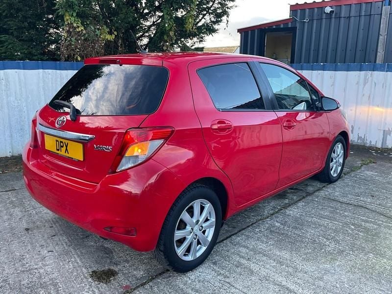 Used Toyota Yaris 101 HP (74 kW) 2013 Red Hatchback