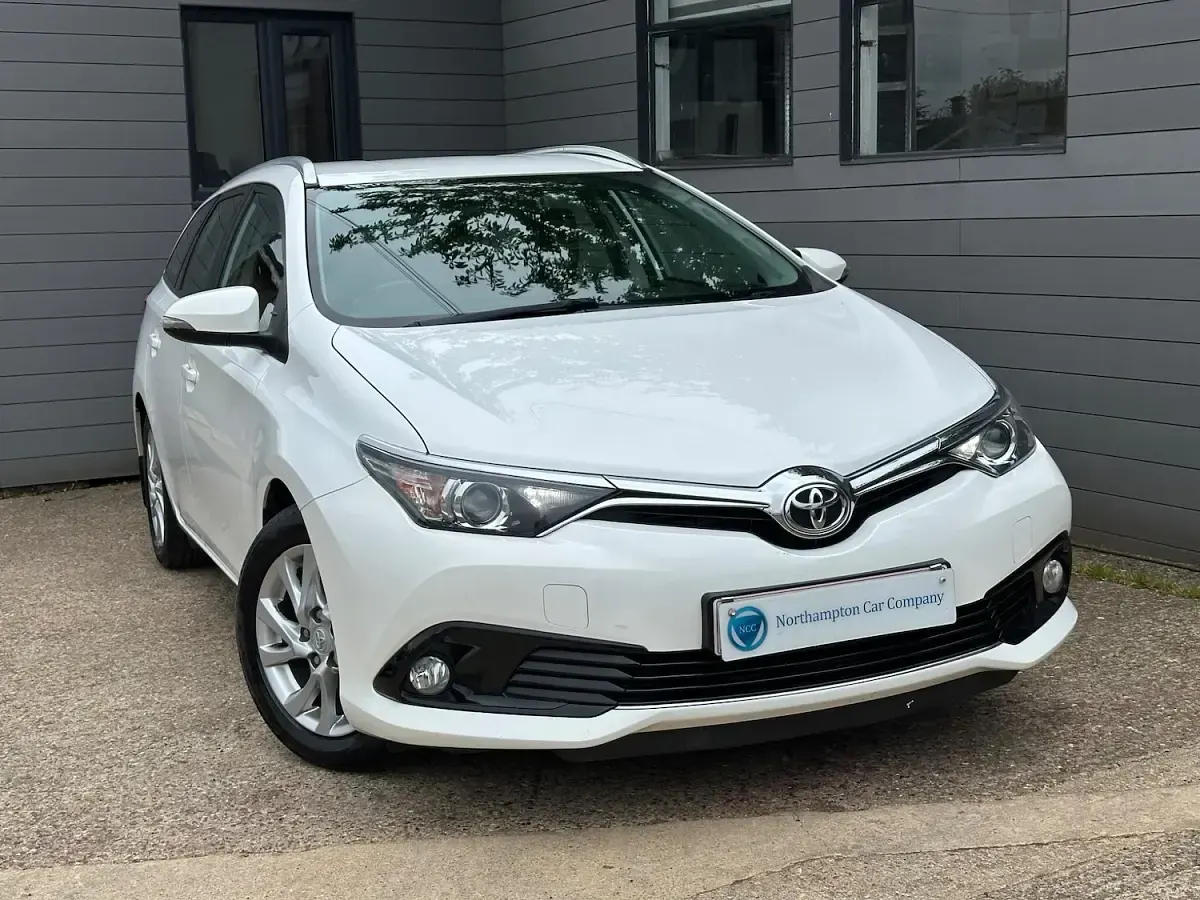 Used Toyota Auris 112 HP (82 kW) 2015 White Estate