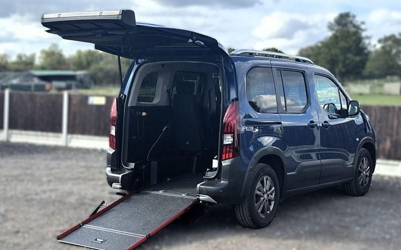 Used Peugeot Rifter Allure 102 HP (75 kW) 2023 MPV