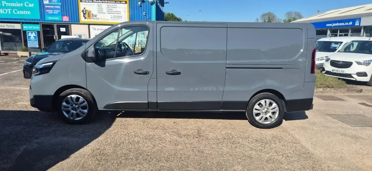 Used Nissan Primastar Tekna 150 HP (110 kW) 2023 Grey MPV