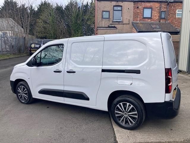 Used Vauxhall Combo 100 HP (73 kW) 2023 White MPV
