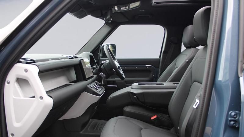 Used Land Rover Defender SE Dynamic 2025 Tasman blue SUV