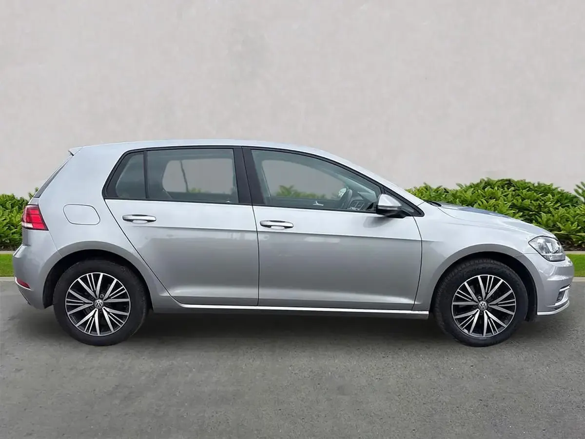 Used VW Golf VII SE 125 HP (91 kW) 2017 Silver Hatchback