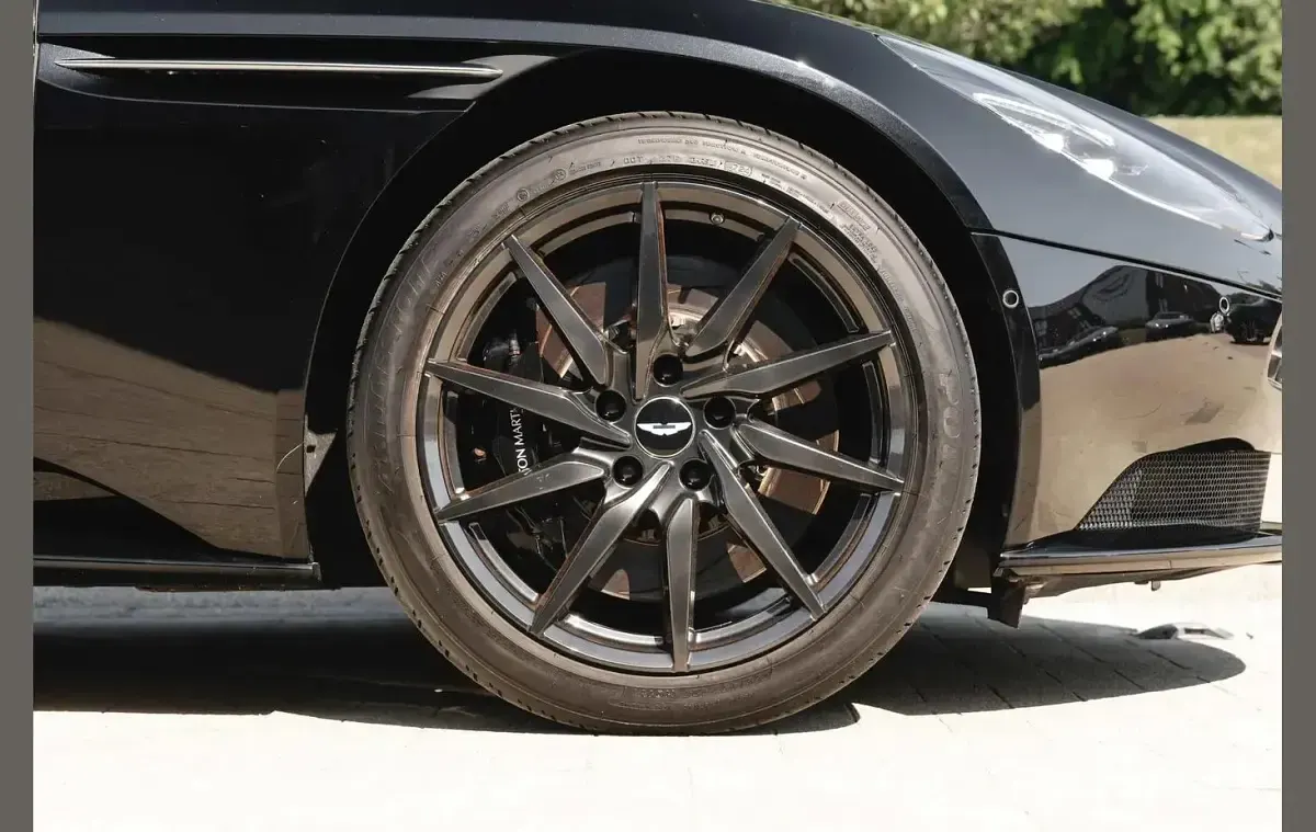 Used Aston Martin DB11 502 HP (369 kW) 2018 Black Coupe