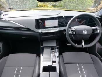 Used Vauxhall Astra 114 kW (156 HP) 2024 Yellow/black Hatchback