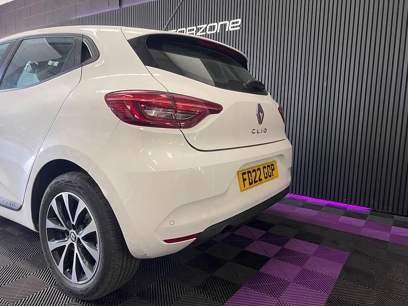 Used Renault Clio V Iconic 90 HP (66 kW) 2022 White Hatchback