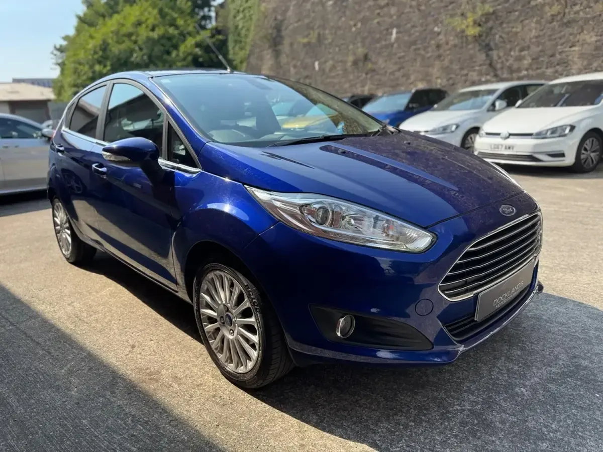 Used Ford Fiesta Titanium 120 HP (88 kW) 2014 Blue Hatchback