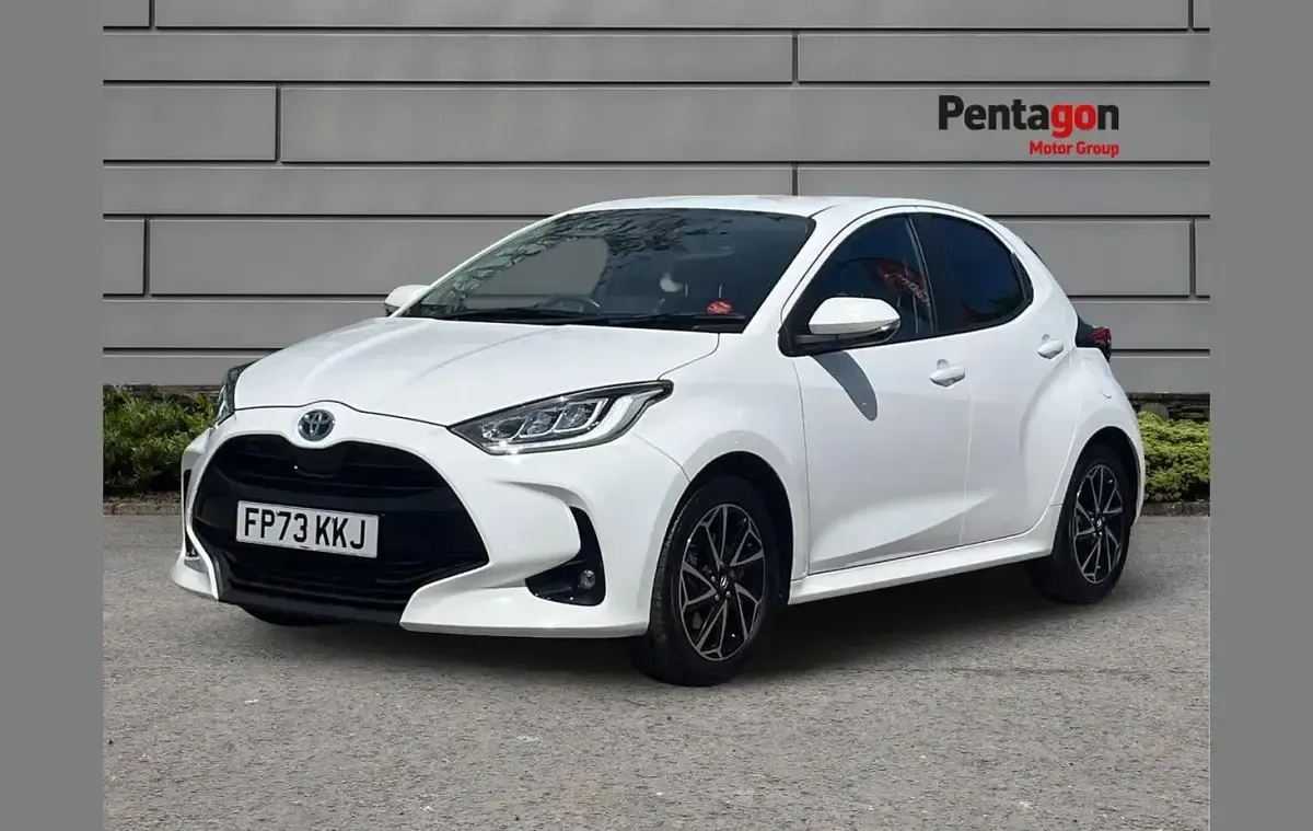 Used Toyota Yaris Design 113 HP (83 kW) 2024 White Hatchback