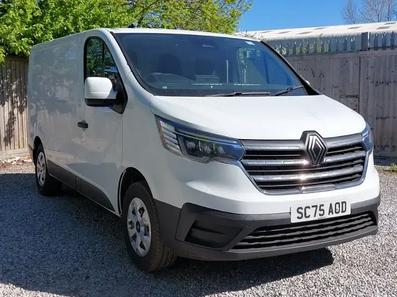 New Renault Trafic 2025 Solid  glacier white MPV