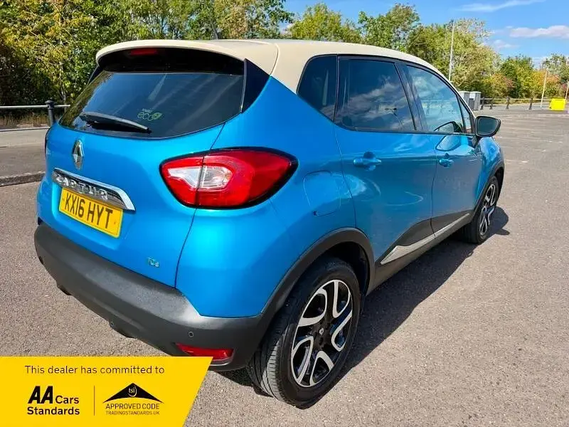 Used Renault Captur Dynamique 90 HP (66 kW) 2016 Blue/cream SUV
