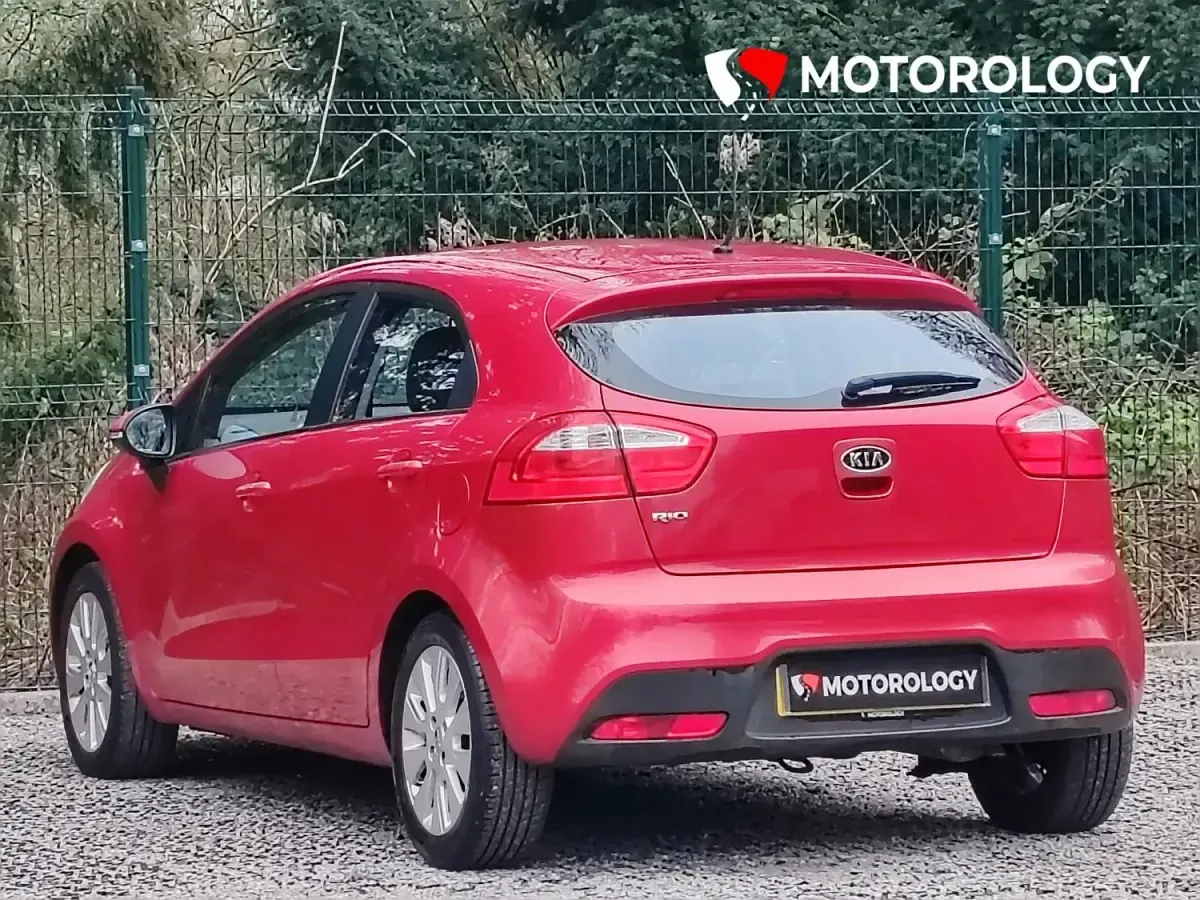 Usado Kia Rio 107 CV (78 kW) 2012 Rojo Utilitario